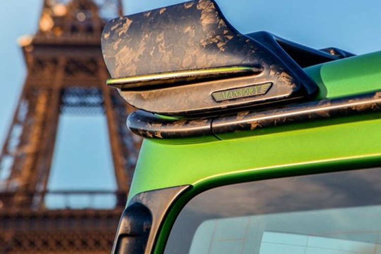 Tapli cửa, bảng điều khiển trung tâm, các nút bấm và cửa gió điều hòa cũng mang màu xanh neon nổi bật. Điểm nhấn cuối cùng là hoa văn sợi carbon màu xanh lá cây trang trí bảng điều khiển trung tâm và vô lăng.