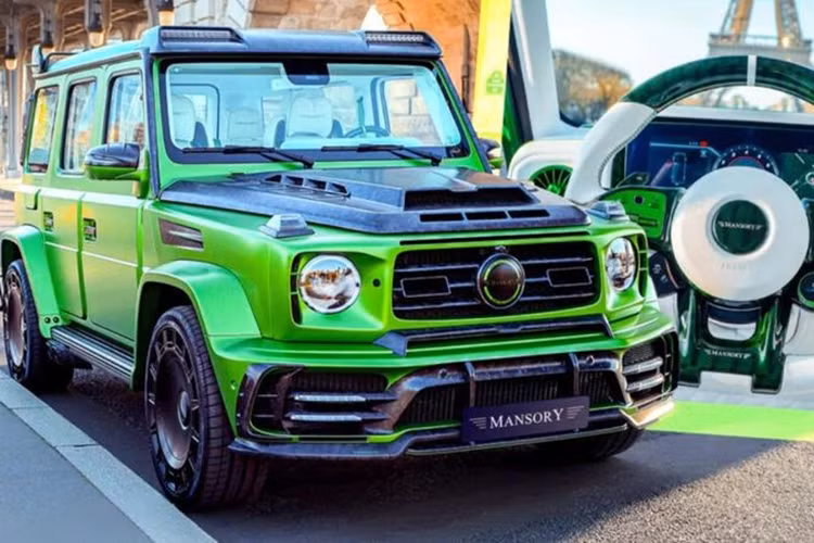 Bản độ Mercedes-AMG G63 màu xanh neon của Mansory này mang tên gọi G580 có ngoại thất cực kỳ nổi bật, ngoài ra nó còn được kết hợp các chi tiết làm từ sợi carbon phối màu khá đẹp mắt.