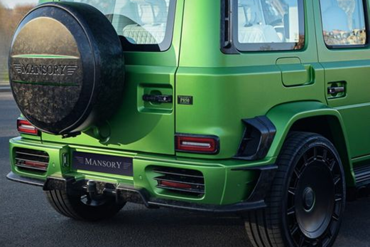 Di chuyển vào bên trong, chiếc Mercedes-AMG G63 đặc biệt này có nội thất bọc da màu trắng kết hợp với các điểm nhấn màu xe neon.