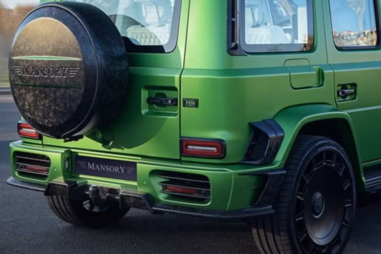 Di chuyển vào bên trong, chiếc Mercedes-AMG G63 đặc biệt này có nội thất bọc da màu trắng kết hợp với các điểm nhấn màu xe neon.