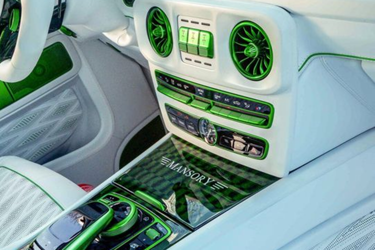 Mansory cũng trang bị cho bản độ này một bộ lưới tản nhiệt mới, gắn logo Mansory thay cho huy hiệu ngôi sao ba cánh. Mui xe cũng được thiết kế lại với khe hút gió lớn giúp làm mát động cơ, đồng thời mang lại kiểu dáng hầm hố hơn cho chiếc SUV địa hình.