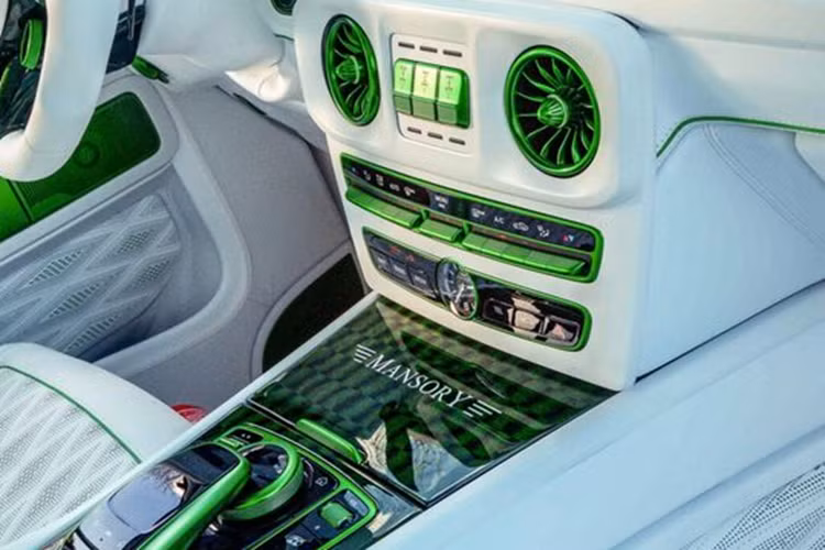 Mansory cũng trang bị cho bản độ này một bộ lưới tản nhiệt mới, gắn logo Mansory thay cho huy hiệu ngôi sao ba cánh. Mui xe cũng được thiết kế lại với khe hút gió lớn giúp làm mát động cơ, đồng thời mang lại kiểu dáng hầm hố hơn cho chiếc SUV địa hình.