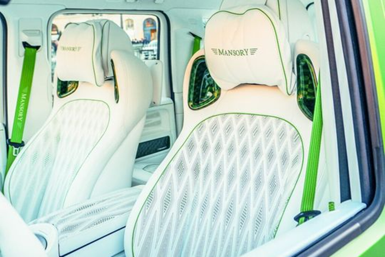 Ở phía sau, xe được trang bị cánh gió cỡ lớn làm từ sợi carbon và hộp đựng lốp dự phòng mới có in tên hãng độ. Những nâng cấp khác trên chiếc G63 này bao gồm thanh LED đặt trên nóc xe, vành la-zăng thiết kế độc quyền và ốp mở rộng vòm bánh xe.