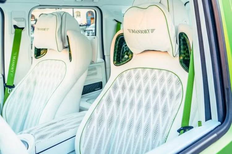 Ở phía sau, xe được trang bị cánh gió cỡ lớn làm từ sợi carbon và hộp đựng lốp dự phòng mới có in tên hãng độ. Những nâng cấp khác trên chiếc G63 này bao gồm thanh LED đặt trên nóc xe, vành la-zăng thiết kế độc quyền và ốp mở rộng vòm bánh xe.