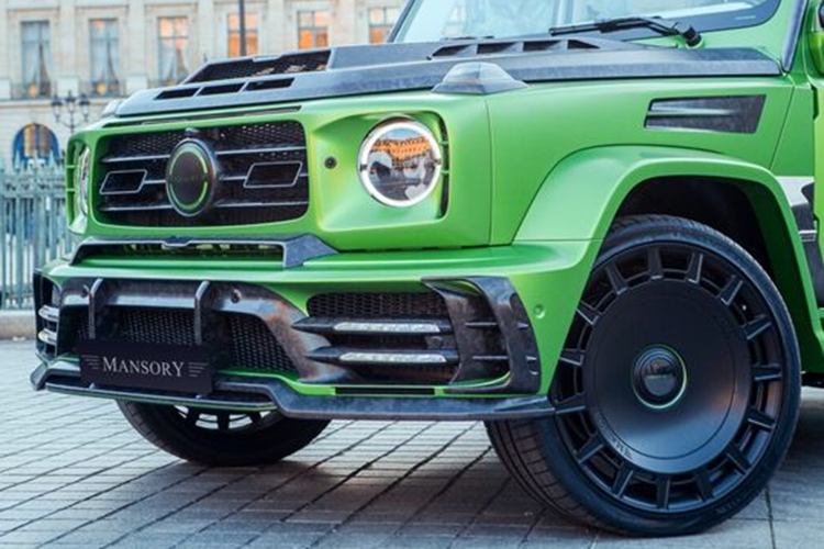 Bắt đầu với những nâng cấp ở phía đầu xe, chiếc Mercedes-AMG G63 độ Mansory này được gắn một tấm cản hoàn toàn mới với các chi tiết bằng sợi carbon và đèn LED.