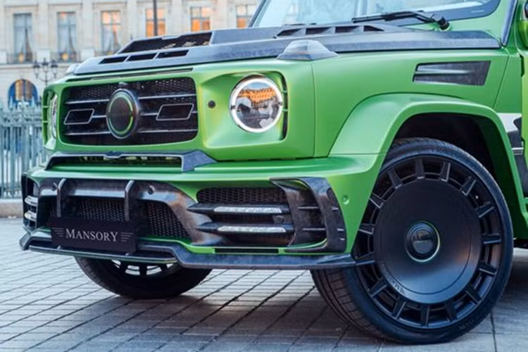 Bắt đầu với những nâng cấp ở phía đầu xe, chiếc Mercedes-AMG G63 độ Mansory này được gắn một tấm cản hoàn toàn mới với các chi tiết bằng sợi carbon và đèn LED.
