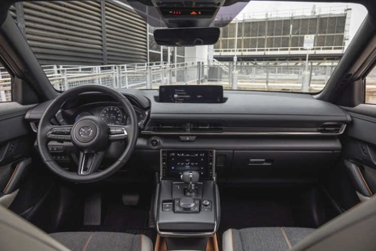 Trước mắt, Mazda và Toyota sẽ hợp tác ở các lĩnh vực như: hệ thống điều khiển, hệ thống thông tin giải trí, bảng đồng hồ kỹ thuật số, bộ điều khiển điện tử ECU lẫn hệ thống dây điện phục vụ.