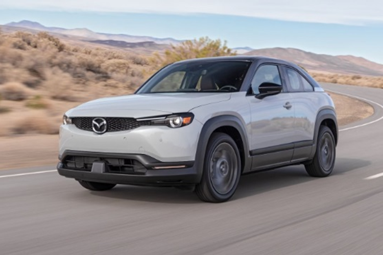 Với một hãng xe lớn như Toyota thì số tiền này không thành vấn đề. Tuy nhiên, với Mazda thì lại khá chật vật. Chính vì thế, trong tương lai, Mazda sẽ sử dụng phần mềm và phần cứng của Toyota để tiết kiệm tối đa và giảm gánh nặng chi phí phát triển từ 70% đến 80%.