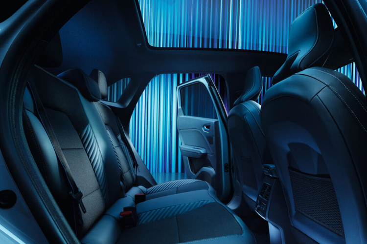 Mẫu xe này được trang bị hộp số với 4 số cho động cơ xăng và 2 số cho động cơ điện. Mẫu xe Renault Symbioz có chiều dài tổng thể 4.413 mm, định vị nằm giữa hai mẫu e Captur nhỏ hơn và Austral lớn hơn và mẫu xe này được phát triển dựa trên nền tảng CMF-B được sử dụng cho hai mẫu xe Captur và Clio supermini.