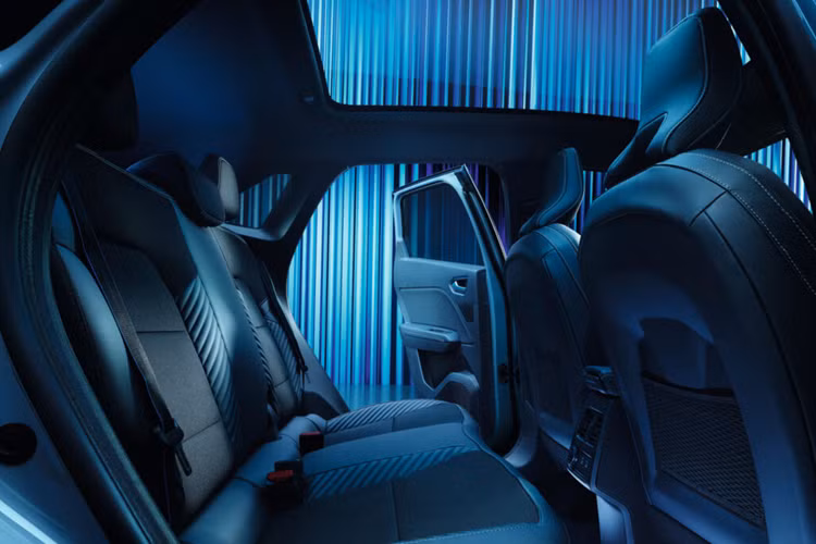 Mẫu xe này được trang bị hộp số với 4 số cho động cơ xăng và 2 số cho động cơ điện. Mẫu xe Renault Symbioz có chiều dài tổng thể 4.413 mm, định vị nằm giữa hai mẫu e Captur nhỏ hơn và Austral lớn hơn và mẫu xe này được phát triển dựa trên nền tảng CMF-B được sử dụng cho hai mẫu xe Captur và Clio supermini.