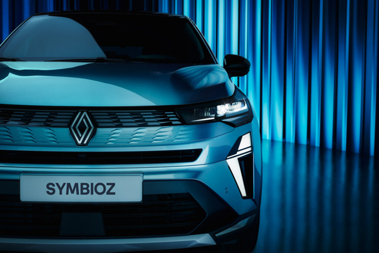 Ở hàng ghế thứ hai, mẫu xe được trang bị ghế băng dài, nếu gập hàng ghế này xuống, không gian chở hàng của xe có thể tăng lên từ mức khoảng 492 lít lên mức 624 lít và Renault cho biết có 24,7 lít không gian chứa đồ bên trong nội thất xe bao gồm cả một ngăn chứa đồ cỡ lớn có dung tích 7 lít giúp người dùng có thể thoải mái chứa đồ.