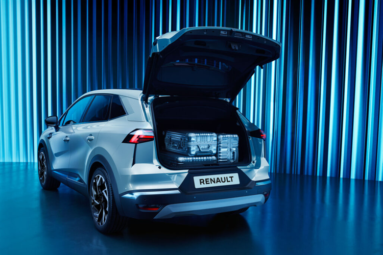 Người mua Symbioz có thể lựa chọn thêm tùy chọn nóc xe kính Solarbay tối màu giống trang bị trên Scenic E-Tech giúp cải thiện khoảng không trên đầu thêm 30 mm. Phần nóc xe kính được làm bằng cách nhấn công tắc hoặc bằng lệnh thoại, sử dụng công nghệ Trợ lý ảo Google tiêu chuẩn được tích hợp trong màn hình cảm ứng dọc 10,4 inch.