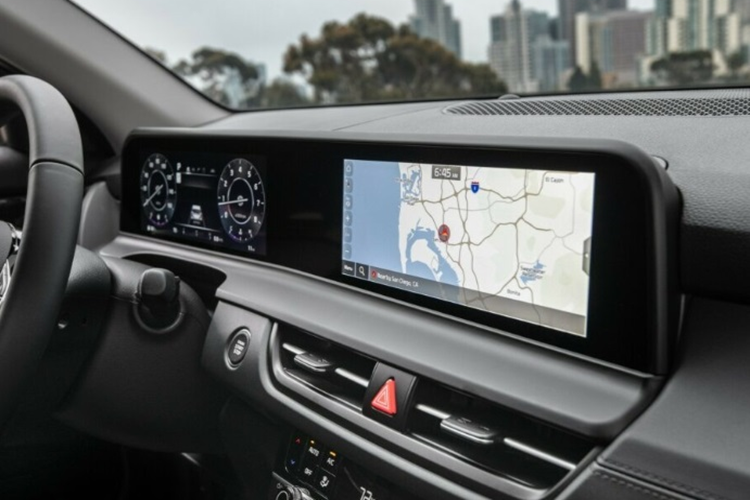 Ở phía sau, xe được trang bị cụm đèn hậu mới với thiết kế hình chữ L đặt ngược đi kèm dải đèn LED vắt ngang qua cửa cốp. Cản sau cũng được làm lại nhìn cứng cáp và mạnh mẽ hơn. Xe được trang bị bộ mâm 18 inch kiểu mới, có nhiều nét tương đồng với "đàn anh" Sportage.