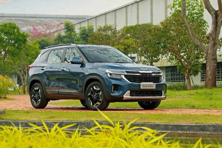 Theo đó, Kia Seltos 2024 tại Việt Nam sẽ được phân phối dưới dạng lắp ráp trong nước với 4 phiên bản. Trong đó, 3 phiên bản 1.5 AT, 1.5 Luxury, 1.5 Premium có giá dự kiến lần lượt 599 triệu đồng, 679 triệu đồng và 739 triệu đồng. Riêng giá bán phiên bản 1.5T GT-Line sẽ được công bố sau.