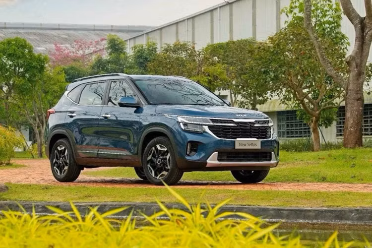 Theo đó, Kia Seltos 2024 tại Việt Nam sẽ được phân phối dưới dạng lắp ráp trong nước với 4 phiên bản. Trong đó, 3 phiên bản 1.5 AT, 1.5 Luxury, 1.5 Premium có giá dự kiến lần lượt 599 triệu đồng, 679 triệu đồng và 739 triệu đồng. Riêng giá bán phiên bản 1.5T GT-Line sẽ được công bố sau.
