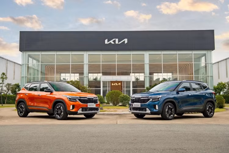 Kia Seltos 2024 mới sở hữu chiều dài x rộng x cao lần lượt là 4315 x 1800 x 1645 mm, chiều dài cơ sở 2610 mm và khoảng sáng gầm xe 190 mm. Xe sở hữu vẻ ngoài hiện đại, thời thượng hơn so với bản cũ.