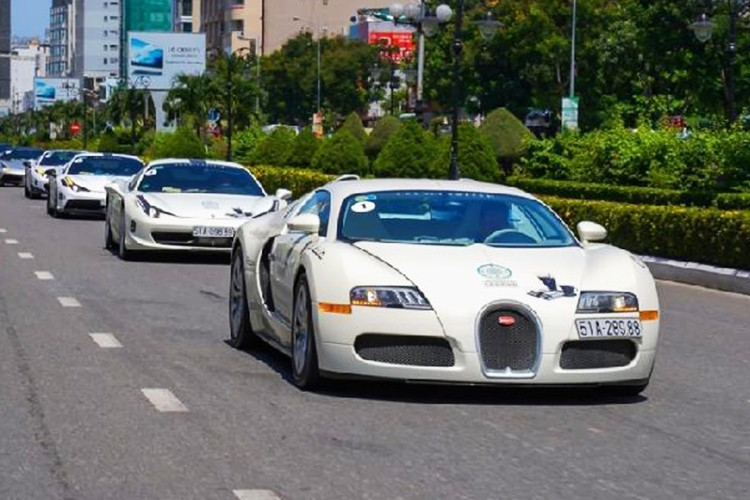 Đứng cạnh bên chiếc Bugatti Veyron là 2 cô gái đẹp Ford GT với 1 xe tiêu chuẩn và xe còn lại bản Ford GT '67 Heritage Edition, cả 2 xe nghe đến thương hiệu Ford nhiều người nghĩ sẽ có giá bán không quá cao, thực tế, lúc ra mắt, chúng có giá trên 450.000 đô la, nhưng cách bán hàng "kiểu Ferrari", đã giúp dòng xe GT thế hệ mới của Ford tăng giá gấp 2,5 lần đến 3,5 lần, tất cả các xe Ford GT đều đang giao dịch trên 1 triệu đô la.