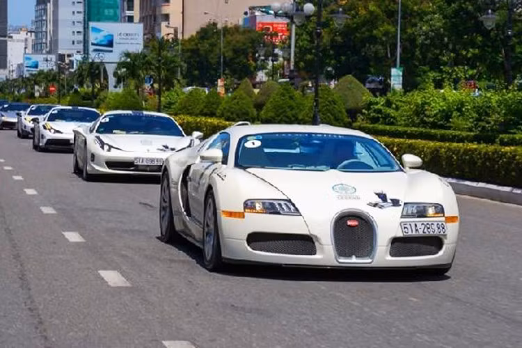 Đứng cạnh bên chiếc Bugatti Veyron là 2 cô gái đẹp Ford GT với 1 xe tiêu chuẩn và xe còn lại bản Ford GT '67 Heritage Edition, cả 2 xe nghe đến thương hiệu Ford nhiều người nghĩ sẽ có giá bán không quá cao, thực tế, lúc ra mắt, chúng có giá trên 450.000 đô la, nhưng cách bán hàng "kiểu Ferrari", đã giúp dòng xe GT thế hệ mới của Ford tăng giá gấp 2,5 lần đến 3,5 lần, tất cả các xe Ford GT đều đang giao dịch trên 1 triệu đô la.