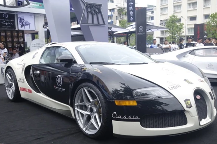 Hôm nay là cuối của sự kiện siêu xe Gumball 3000 lần thứ 25 trên toàn thế giới, cũng là lần đầu tiên diễn ra tại Việt Nam, vì thế,nếu chưa kịp ra xem thì sáng nay là cơ hội duy nhất cho bạn chiêm ngưỡng hơn 100 siêu xe của hành trình siêu xe lớn nhất toàn cầu, và đối diện, là 16 siêu xe của Trung Nguyên, điều mà sẽ rất lâu nữa "Qua" Vũ sẽ duyệt cho đội xe của mình xuất hiện công khai.