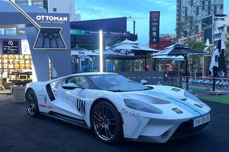 Ông hoàng tốc độ Bugatti Veyron chỉ thay đổi 2 chi tiết so với lần trưng bày siêu xe cách đây 3 năm đó là bộ áo mang màu trắng-đen như 1 ly cà phê sữa thơm ngon cho buổi sáng tràn đầy năng lượng mới, thì bộ mâm độ lại mang đến sự khác biệt, duy nhất mà không phải người chơi xe Bugatti nào cũng chịu thay.