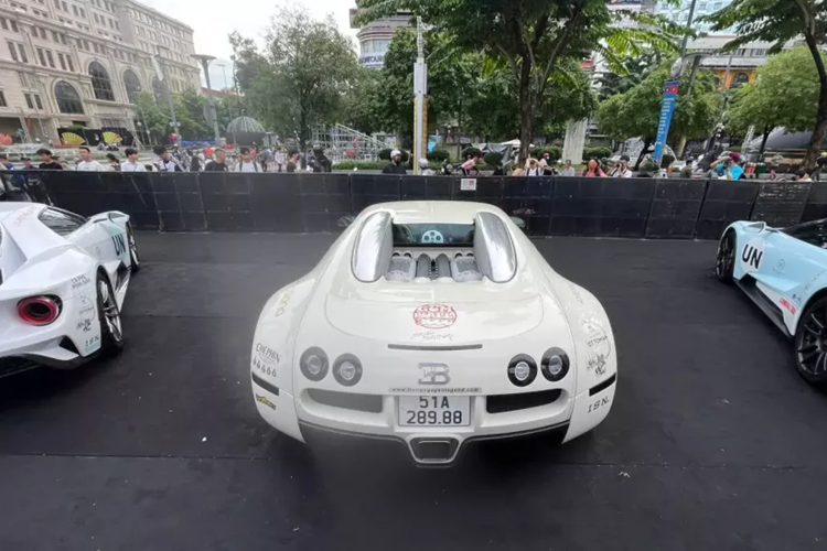 Khi hành trình Gumball 3000 2024 diễn ra, các tay chơi siêu xe nổi tiếng của Việt Nam đang bận công việc riêng không thể xuất hiện dù với khách mời, thì "Qua" Vũ vẫn tiếp đón đoàn xe Gumball 3000 2024 rất đặc biệt, mang dàn siêu xe 16 chiếc ra trưng bày