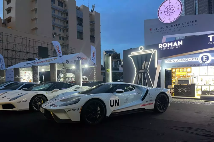 Theo tìm hiểu, đây cũng là lần đầu tiên phía Trung Nguyên mang ra những chiếc xe hiếm có khó tìm trên thế giới, là những sản phẩm mà các dân chơi, tỷ phú hay nhà sưu tập như "Qua" Vũ luôn tìm đến để làm phong phú cho garage xe của mình.