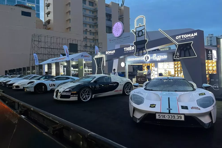 Sau khi lăn bánh khoảng 16.000 km, ước tính chủ nhân phải chi số tiền 55.000 USD để thay bộ vành mới. Ngoài ra, sau mỗi 4.000 km, chiếc Veyron phải được thay lốp mới và chi phí có thể lên đến 33.000 USD. Có thể thấy, chi phí cho Bugatti Veyron cực đắt đỏ và siêu xe triệu đô này chỉ phù hợp với người sưu tập.