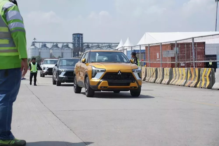 Mới đây, nhà máy của Mitsubishi ở Indonesia đã chính thức xuất khẩu lô xe Xforce đầu tiên. Việt Nam chính là thị trường đầu tiên nhận những chiếc SUV cỡ B Mitsubishi Xforce 2024 mới lắp ráp tại Indonesia này. Sự kiện xuất khẩu được tổ chức tại cảng Tanjung Priok ở phía Bắc thủ đô Jakarta, Indonesia.