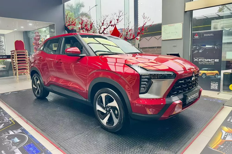 Bản tiêu chuẩn của xe có đèn pha LED nhưng chỉ dùng vành hợp kim 17 inch. Trong khi đó, bản cao cấp hơn sẽ có thêm đèn sương mù LED phía trước, gạt mưa tự động, cốp đóng/mở điện và vành 18 inch. Bên trong mẫu SUV cỡ B này là không gian nội thất 5 chỗ ngồi khá rộng rãi nhờ chiều dài cơ sở 2.650 mm.