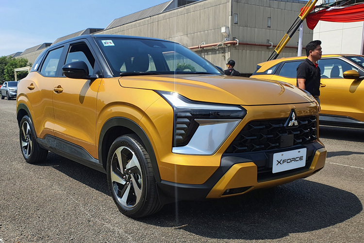 Hỗ trợ kết nối Apple CarPlay/Android Auto không dây, hệ thống âm thanh Dynamic Sound Yamaha Premium 8 loa, điều hòa tự động 2 vùng độc lập, cửa gió dành cho hàng ghế sau, chức năng lọc không khí nanoeX, sạc điện thoại không dây, cổng sạc USB Type A/Type C và đèn viền trang trí nội thất.