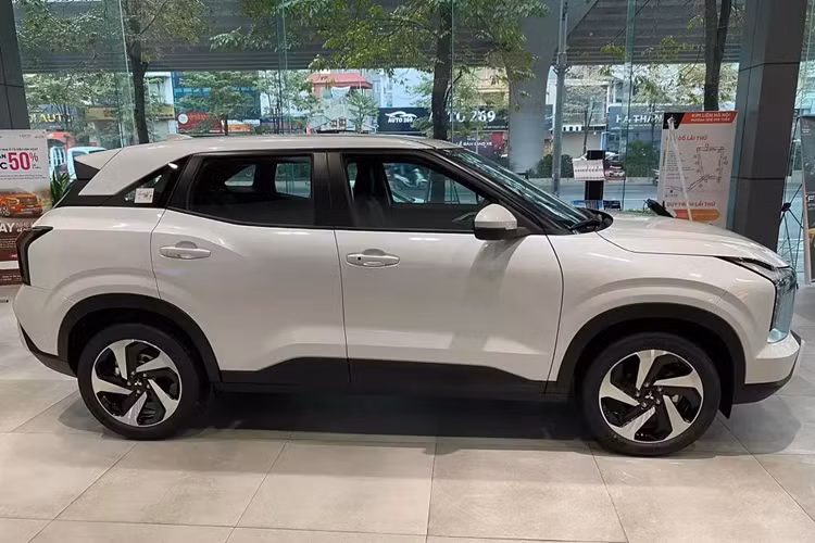 Mitsubishi Xforce tại Việt Nam có tổng cộng 4 phiên bản, bao gồm GLX, Exceed, Premium và Ultimate. Giá bán của 3 bản GLX, Exceed và Premium mẫu SUV cỡ B này dao động từ 620 - 699 triệu đồng trong khi bản Ultimate chưa có giá.