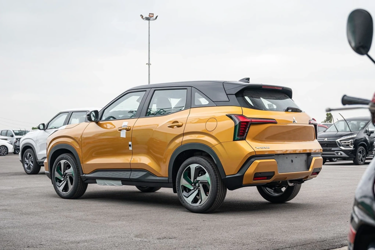 Nằm bên dưới nắp ca-pô của Mitsubishi Xforce là động cơ xăng 4 xi-lanh, dung tích 1.5L dùng chung với Xpander, cho công suất tối đa 105 mã lực và mô-men xoắn cực đại 141 Nm. Động cơ đi với hộp số biến thiên vô cấp CVT và hệ dẫn động cầu trước. Xe có 4 chế độ lái, bao gồm Bình thường, Đường sỏi đá, Đường bùn lầy và Đường trơn trượt.