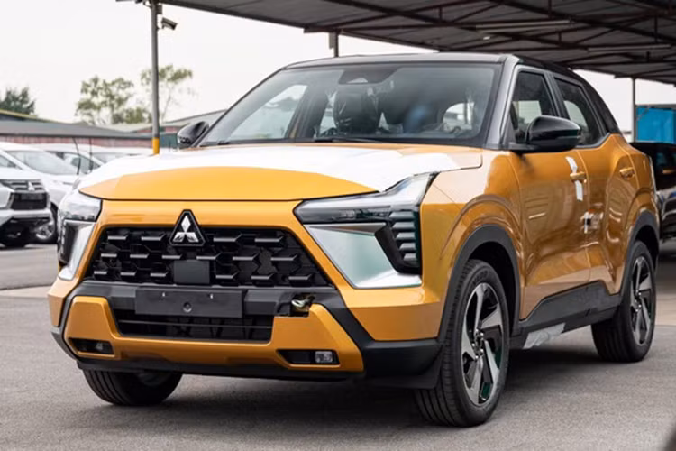 Gói công nghệ Mitsubishi Motors Safety Sensing (MMSS) mang đến các tính năng như hệ thống cảnh báo va chạm, hỗ trợ phanh khẩn cấp, điều khiển hành trình thích ứng, cảnh báo điểm mù và cảnh báo phương tiện cắt ngang khi lùi cho xe. Bên cạnh đó là hệ thống Active Yaw Control (AYC) giúp kiểm soát lực phanh khi đánh lái gấp hoặc vào cua.