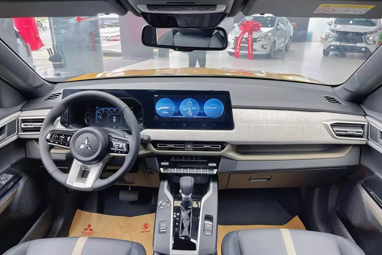 Là phiên bản thương mại của XFC Concept đã lần đầu tiên ra mắt trong triển lãm Ô tô Việt Nam 2022, Xforce được áp dụng ngôn ngữ thiết kế Dynamic Shield quen thuộc của thương hiệu Mitsubishi. Mẫu SUV này sở hữu lưới tản nhiệt hình thang cỡ lớn, cụm đèn hình chữ "T", ốp cản trước/sau khỏe khoắn và những đường dập gân nổi bật.