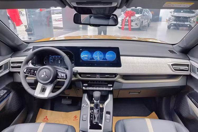 Là phiên bản thương mại của XFC Concept đã lần đầu tiên ra mắt trong triển lãm Ô tô Việt Nam 2022, Xforce được áp dụng ngôn ngữ thiết kế Dynamic Shield quen thuộc của thương hiệu Mitsubishi. Mẫu SUV này sở hữu lưới tản nhiệt hình thang cỡ lớn, cụm đèn hình chữ "T", ốp cản trước/sau khỏe khoắn và những đường dập gân nổi bật.