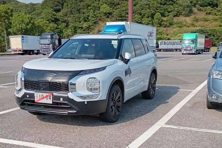 Theo kế hoạch, vào mùa thu năm nay, hãng Mitsubishi sẽ chính thức vén màn phiên bản nâng cấp giữa vòng đời của dòng xe Outlander. Trước thời điểm đó, Mitsubishi Outlander 2025 mới đã bị bắt gặp trong tình trạng gần như không ngụy trang trên đường phố Nhật Bản.