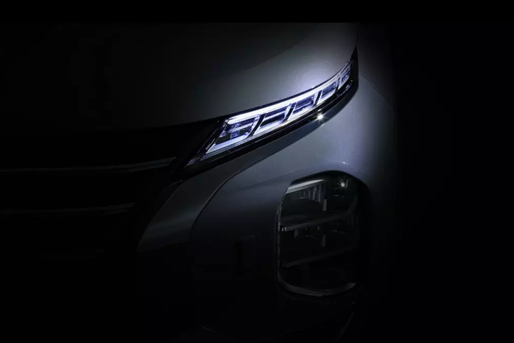 Chiếc Mitsubishi Outlander 2025 được dùng để chạy thử tại Nhật Bản sở hữu màu sơn mới là xám Moonstone Gray Metallic. Ngoài ra, xe còn được trang bị bộ vành hợp kim 20 inch mới. So với ngoại thất, nội thất của mẫu SUV cỡ C này sẽ được thay đổi nhiều hơn.