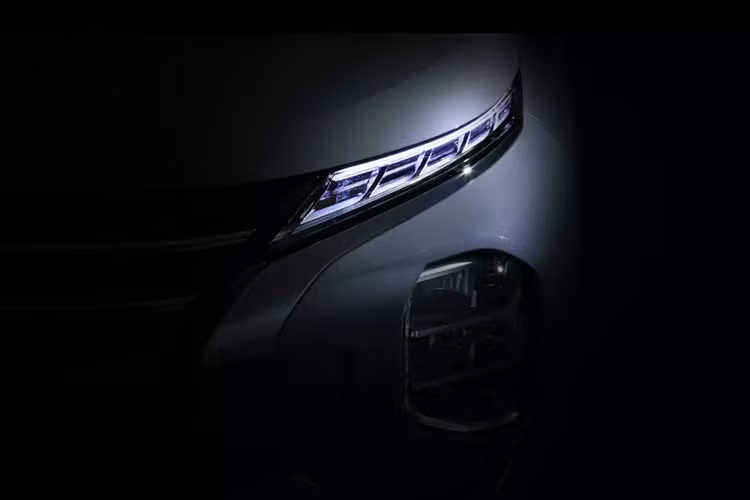 Chiếc Mitsubishi Outlander 2025 được dùng để chạy thử tại Nhật Bản sở hữu màu sơn mới là xám Moonstone Gray Metallic. Ngoài ra, xe còn được trang bị bộ vành hợp kim 20 inch mới. So với ngoại thất, nội thất của mẫu SUV cỡ C này sẽ được thay đổi nhiều hơn.