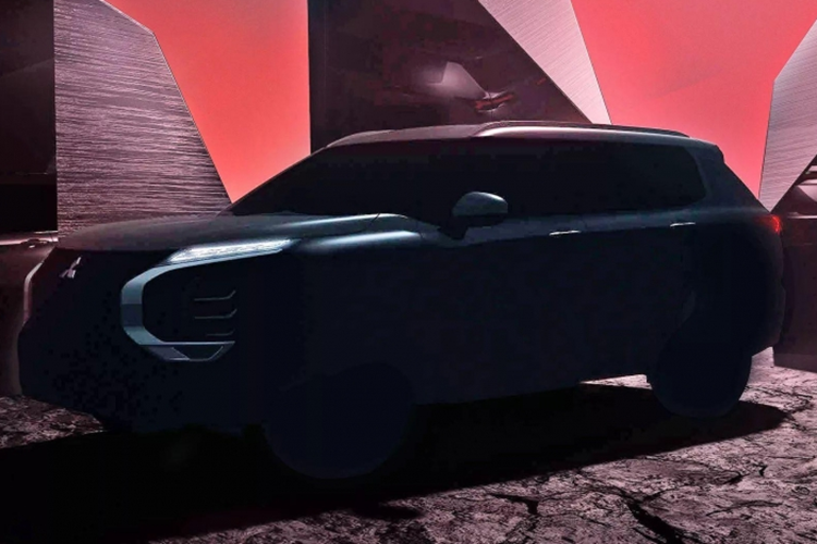 Quan trọng hơn, hãng Mitsubishi đã xác nhận việc Outlander phiên bản nâng cấp sẽ được trang bị hệ truyền động plug-in hybrid thế hệ mới nhất. Nhiều khả năng hệ truyền động PHEV này sẽ mang đến sức mạnh lớn hơn cho xe. Bên cạnh đó là pin mới giúp tăng phạm vi di chuyển bằng điện của xe.