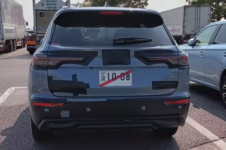 Mitsubishi Outlander phiên bản hiện tại sở hữu công suất tối đa 248 mã lực và phạm vi di chuyển bằng pin là 61 km. Hệ dẫn động 4 bánh sẽ được trang bị cho mẫu SUV cỡ C này. Cũng theo Mitsubishi, các kỹ sư của hãng sẽ cải tiến cả hệ thống khung gầm để nâng cao cảm giác lái thoải mái cho Outlander mới.