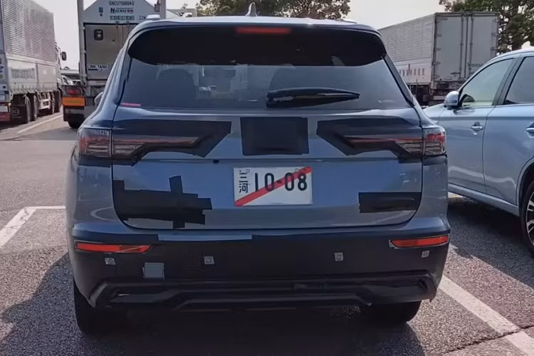 Mitsubishi Outlander phiên bản hiện tại sở hữu công suất tối đa 248 mã lực và phạm vi di chuyển bằng pin là 61 km. Hệ dẫn động 4 bánh sẽ được trang bị cho mẫu SUV cỡ C này. Cũng theo Mitsubishi, các kỹ sư của hãng sẽ cải tiến cả hệ thống khung gầm để nâng cao cảm giác lái thoải mái cho Outlander mới.