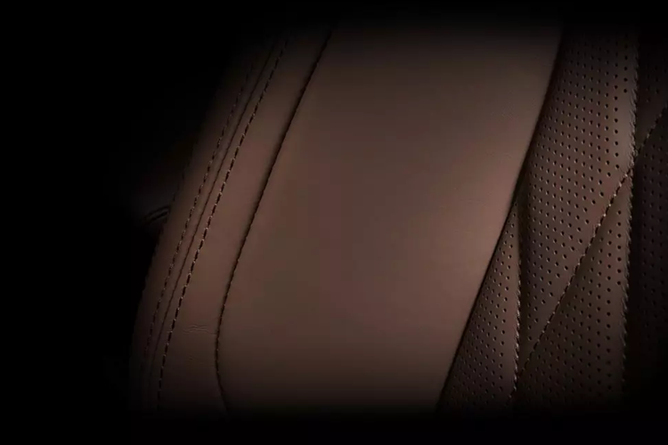 Theo hé lộ của hãng Mitsubishi, điểm nhấn bên trong xe nằm ở màn hình cảm ứng trung tâm 12,3 inch mới, thay cho loại 8 inch và 9 inch cũ. Đây có vẻ là màn hình sẽ dùng chung với Nissan X-Trail nâng cấp.