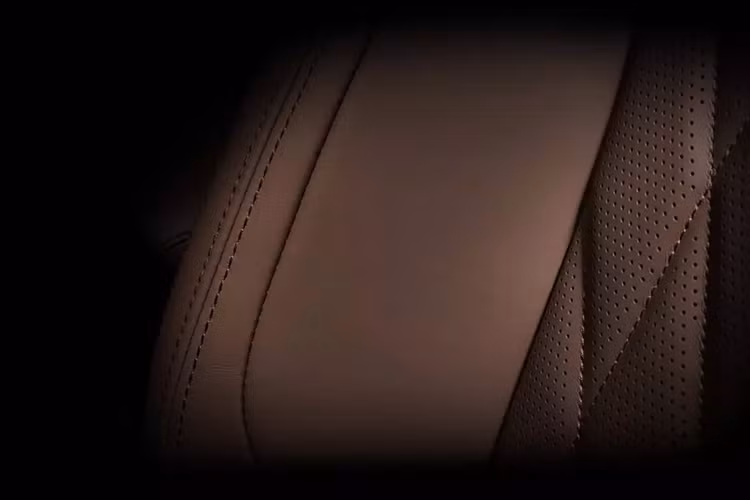 Theo hé lộ của hãng Mitsubishi, điểm nhấn bên trong xe nằm ở màn hình cảm ứng trung tâm 12,3 inch mới, thay cho loại 8 inch và 9 inch cũ. Đây có vẻ là màn hình sẽ dùng chung với Nissan X-Trail nâng cấp.