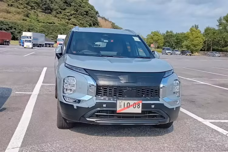 Không có gì ngạc nhiên khi mẫu xe SUV Mitsubishi Outlander 2025 chỉ thay đổi nhẹ về mặt thiết kế so với phiên bản cũ. Mẫu xe này được bổ sung cụm đèn pha LED nâng cấp với tạo hình mới bên trong. Bên cạnh đó, xe còn được cải tiến thiết kế ở khu vực lưới tản nhiệt và cản trước.