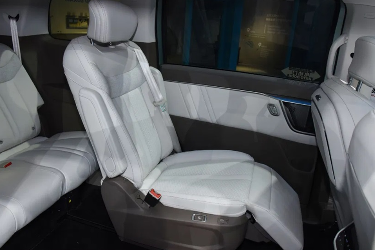 Không rõ ra mắt Thái Lan, xe có cải tiến gì để phù hợp với khách hàng ở "xứ sở chùa Vàng" hay không nhưng theo hình ảnh được hé lộ có thể thấy, mẫu MPV MG Maxus 7 thuần điện này vẫn mang dáng dấp vuông vức, có phần tối giản nhưng vẫn rất hiện đại.