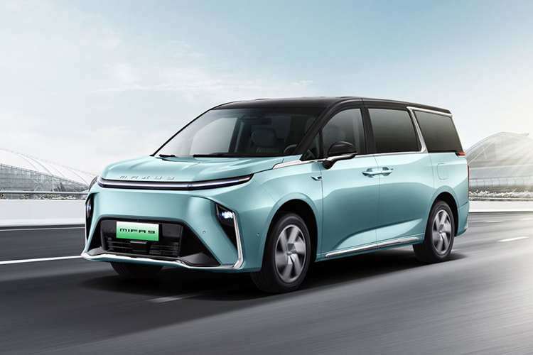 Xe còn có hệ thống nhận diện khuôn mặt người lái, tùy chọn gương hậu kỹ thuật số, điều hòa kỹ thuật số, sạc không dây kép. Bảng điều khiển cảm ứng cho cửa trượt điện, đèn viền nội thất ambient light, hệ thống âm thanh JBL.