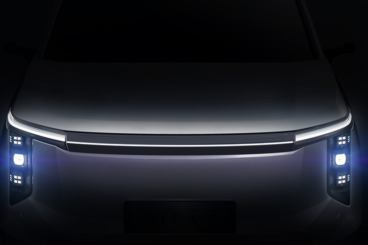 Maxus 7 có cấu hình nội thất 2+2+3 với tùy chọn 7 hoặc 6 chỗ. Xe được trang bị nhiều tiện ích cao cấp như: 3 màn hình 12,3 inch trên táp-lô, gồm bảng đồng hồ, màn hình giải trí và hành khách. Cả 3 màn hình đều sử dụng chipset Qualcomm Snapdragon 8155.