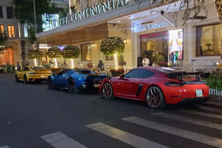 Nhờ vào hệ truyền động plug-in hybrid, Ferrari 296 GTS có tổng công suất là 818 mã lực cùng mô-men xoắn cực đại 740 Nm. Động cơ này cho phép xe tăng tốc từ vị trí xuất phát lên 100 km/h chỉ trong 2,9 giây trước khi đạt vận tốc tối đa 330 km/h. 296 GTS cũng là chiếc siêu xe mui trần biến thể mui cứng đầu tiên của Ferrari sử dụng động cơ V6.