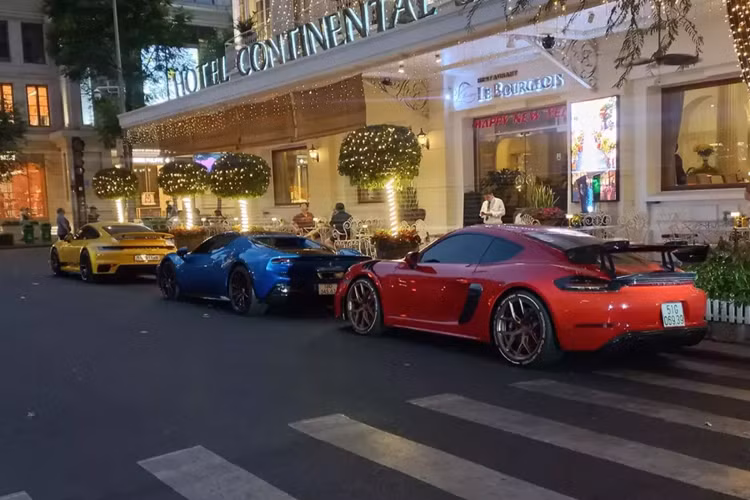 Nhờ vào hệ truyền động plug-in hybrid, Ferrari 296 GTS có tổng công suất là 818 mã lực cùng mô-men xoắn cực đại 740 Nm. Động cơ này cho phép xe tăng tốc từ vị trí xuất phát lên 100 km/h chỉ trong 2,9 giây trước khi đạt vận tốc tối đa 330 km/h. 296 GTS cũng là chiếc siêu xe mui trần biến thể mui cứng đầu tiên của Ferrari sử dụng động cơ V6.