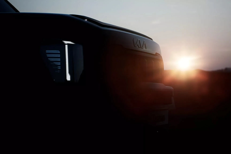 Phần vô lăng của Tasman nhìn khá giống mẫu Kia K4. Chưa hết, xe còn có cửa sổ trời, đây là một trang bị hiếm thấy trên các mẫu bán tải. Dự kiến, sau khi ra mắt tại Trung Đông, Kia Tasman hoàn toàn mới sẽ tiếp tục được giới thiệu tại các quốc gia khác vào nửa đầu 2025.